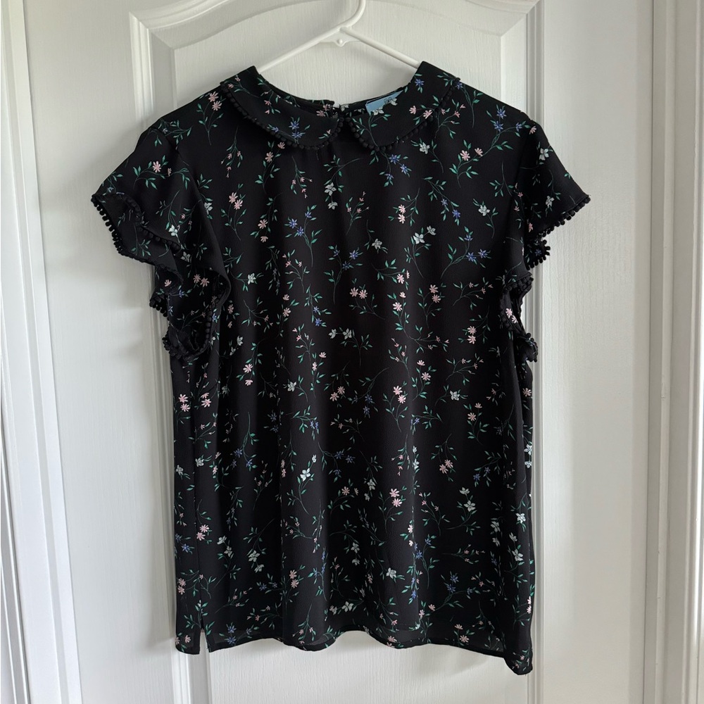 CeCe top with cute details. Size L